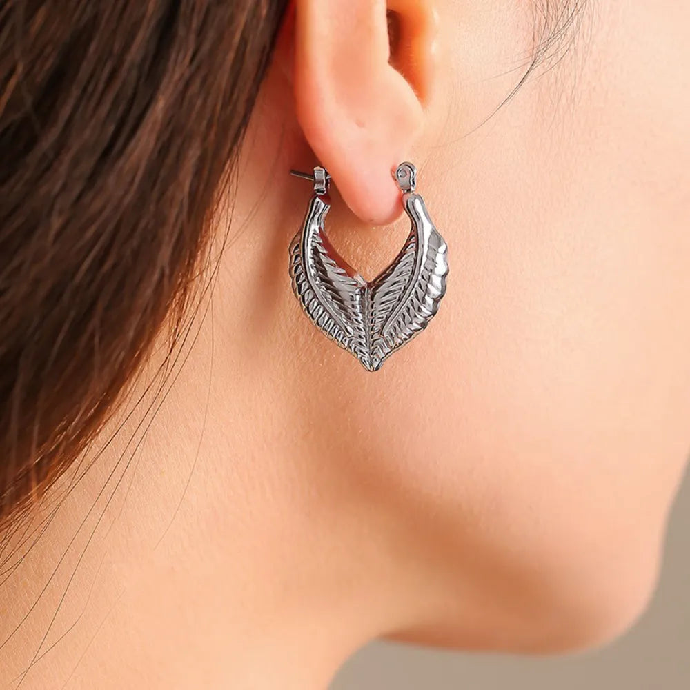 Leaf patchwork heart-shaped earrings with a niche design and titanium steel earrings