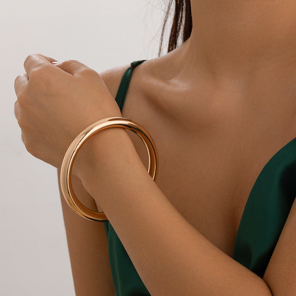 Design sense: Geometric square smooth circular ring bracelet, niche hollow alloy bracelet