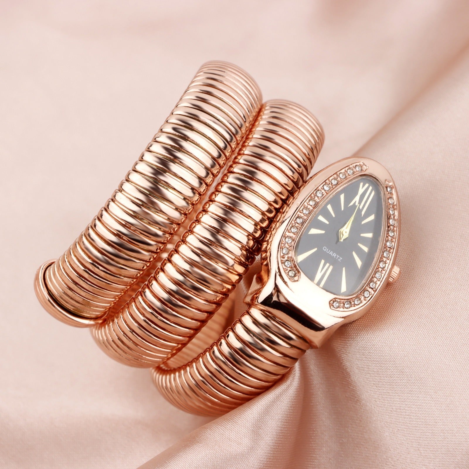 Snake shaped watch Women's fashion bracelet watch Creative quartz watch Personalized bracelet watch