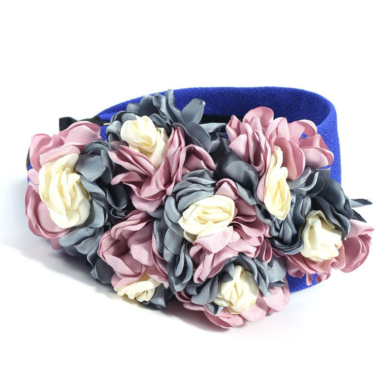 Fashionable design with three-dimensional flower headbands on the side