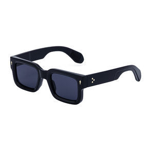 Fashionable boxy sunglasses for men with a simple frame that can be paired with nearsighted glasses