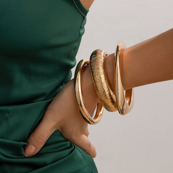 Design sense: Geometric square smooth circular ring bracelet, niche hollow alloy bracelet