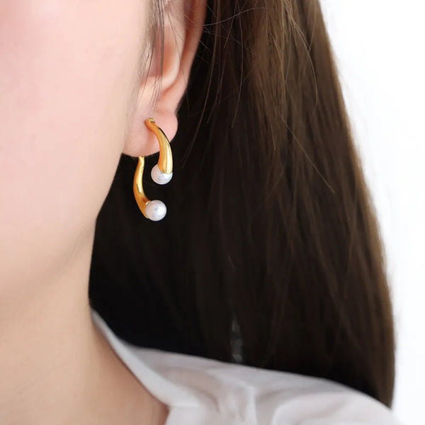 Elegant split design with high gloss pearl inlay simple titanium steel gold-plated earrings