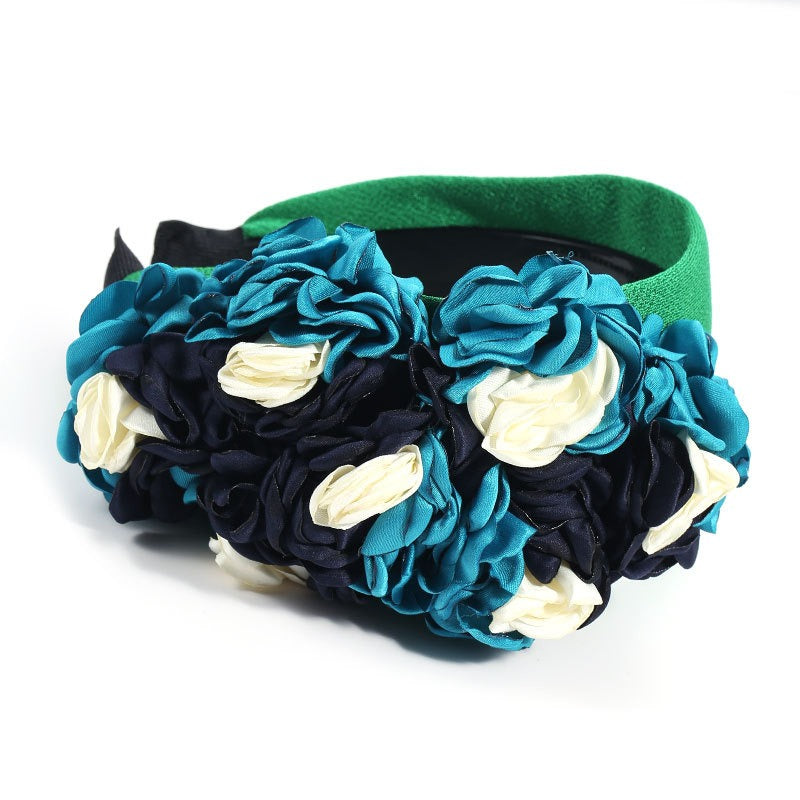 Fashionable design with three-dimensional flower headbands on the side