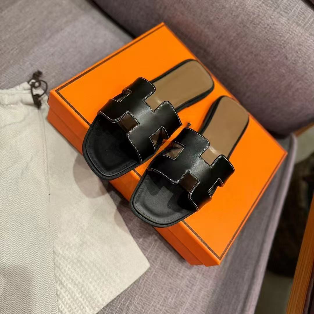 Flat bottomed beach sandals are fashionable casual lightweight and can be worn as a single drag