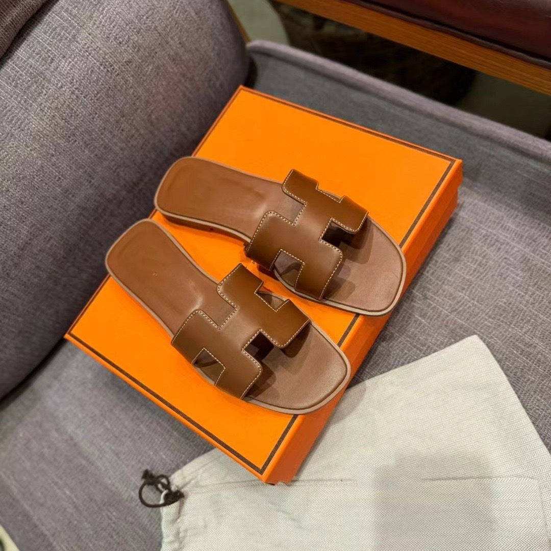 Flat bottomed beach sandals are fashionable casual lightweight and can be worn as a single drag