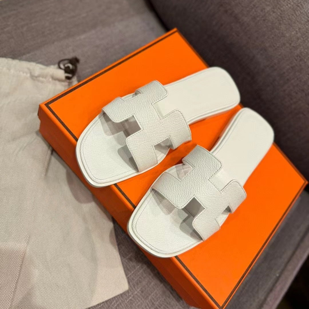 Flat bottomed beach sandals are fashionable casual lightweight and can be worn as a single drag